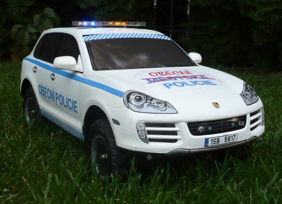 Tamiya TA-01 - Porsche Cayenne - obecn policie